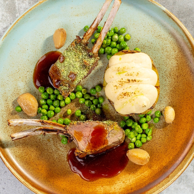 Lambaliha / küpsekartul / selleripüree / mündiga maitsestatud herned / küüslaugu-confit Lambaliha / küpsekartul / selleripüree / mündiga maitsestatud herned / küüslaugu-confit