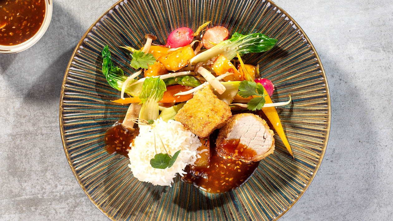 Cūkgaļas tempura / saldskābā mērce / cepti dārzeņi / jasmīna rīsi – - Recepte
