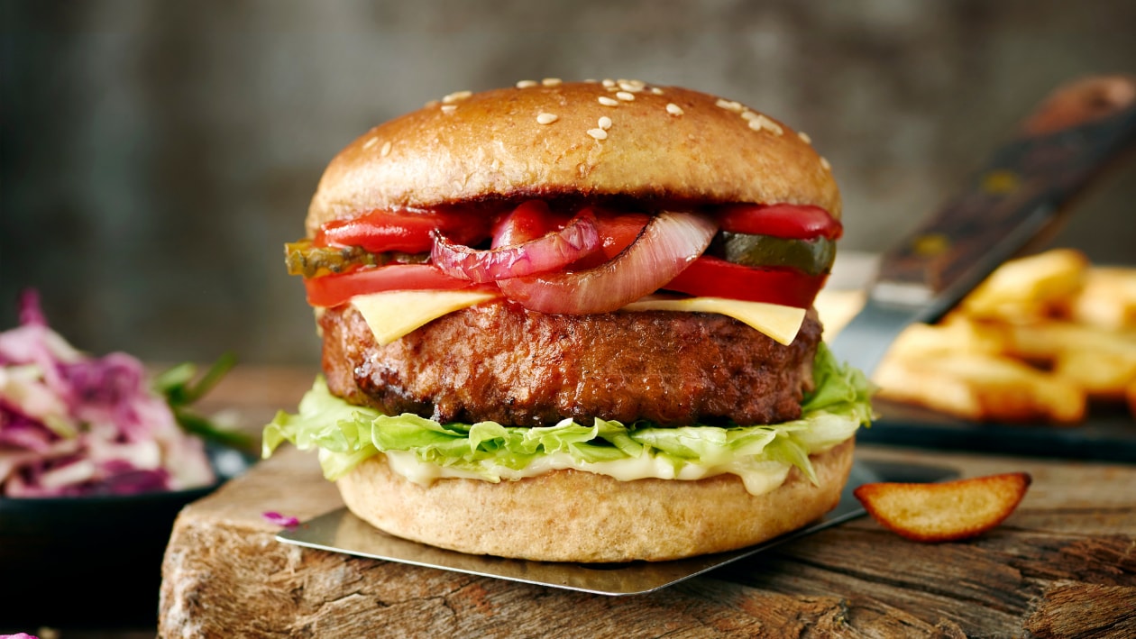 Veganiburger karamelliseeritud sibula ja mee-sinepikastmega – - Retsept