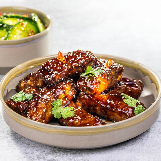 Glasuuritud teriyaki-ribid / kurgisalat Glasuuritud teriyaki-ribid / kurgisalat