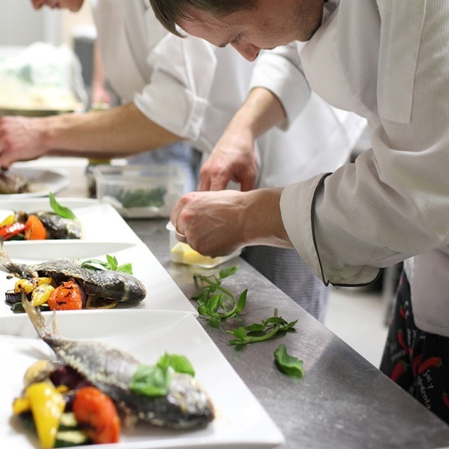 Toidu garneerimine ja kaunistamine – esmavajalikud töövahendid ja tarvikud