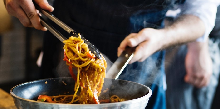 Birželio madų tendencija: maisto ruošimas svečių akivaizdoje