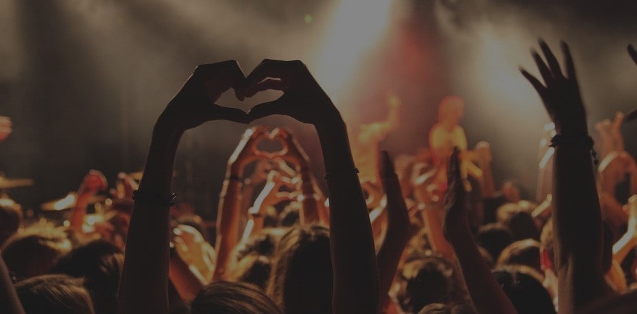 Baudot ēdienu, baudīt pasākumu? Kā “eatertainment” maina ēdināšanas nozari.