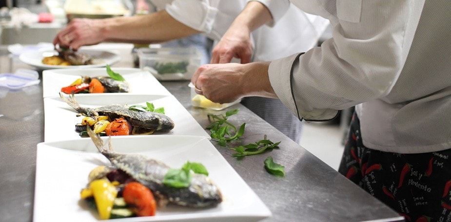 Ēdiena garnēšanai nepieciešamie rīki un piederumi