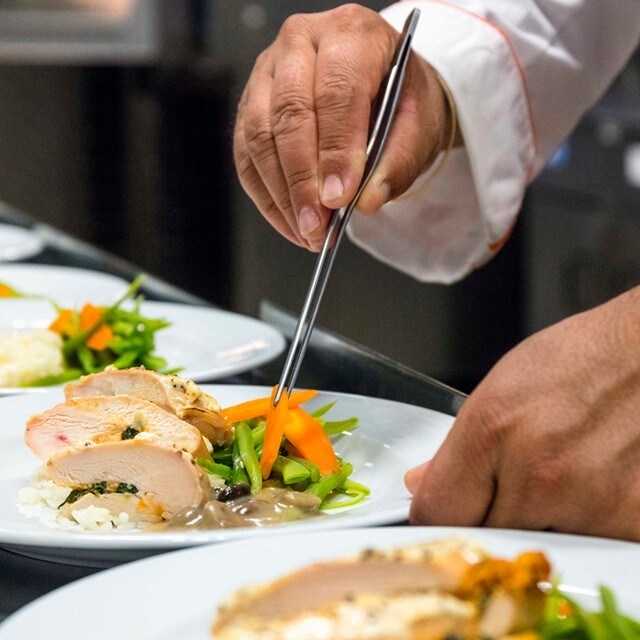 5 noteikumi perfektas grupas ēdienkartes izveidei, iekļaujot tajā gaļas ēdienus