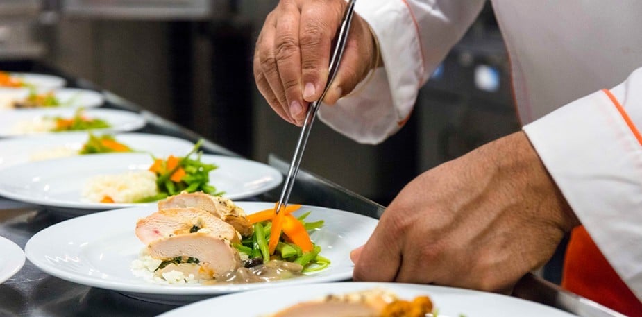 5 noteikumi perfektas grupas ēdienkartes izveidei, iekļaujot tajā gaļas ēdienus