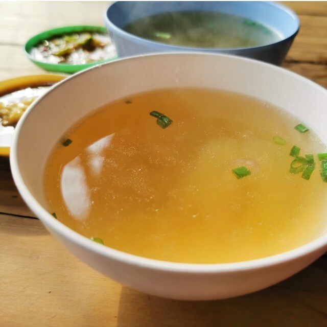 Buljona dzidrināšana un putu nosmelšana